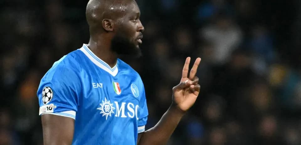 Jugador de Napoli mostrando dos dedos durante el partido
