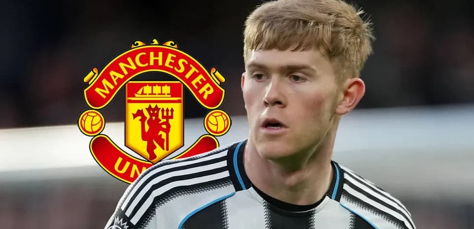 Jugador con camiseta de Newcastle frente al logo de Manchester United