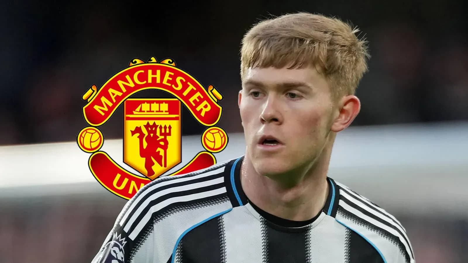 Jugador con camiseta de Newcastle frente al logo de Manchester United