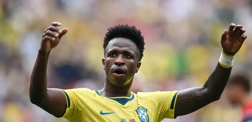 Jugador brasileño levantando las manos en el campo