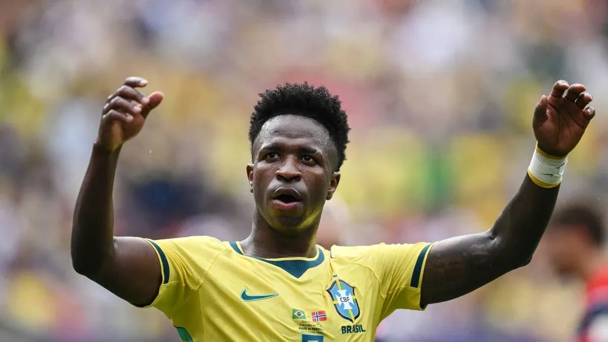 Jugador brasileño levantando las manos en el campo