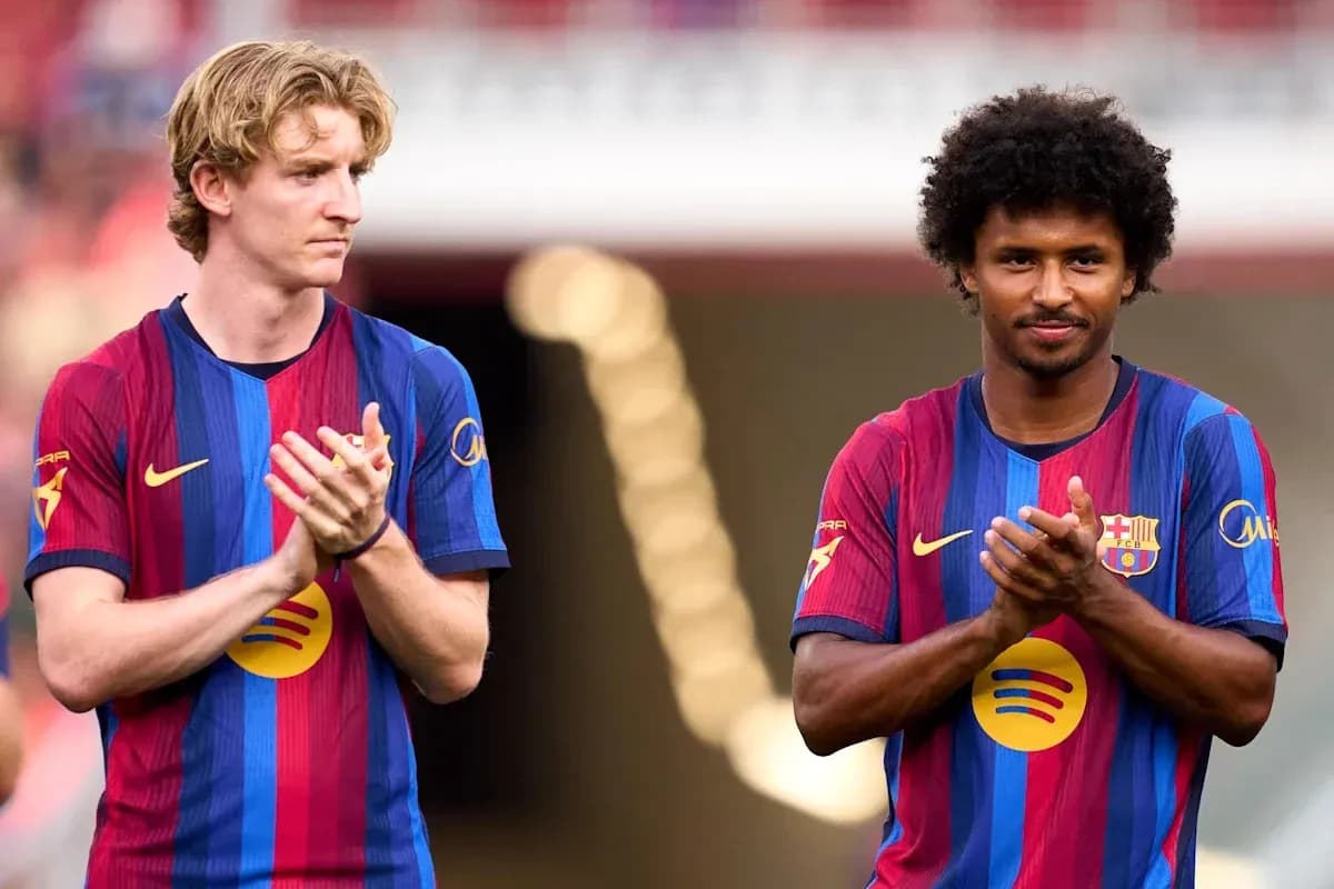 Jugadores de Barcelona aplaudiendo en el campo