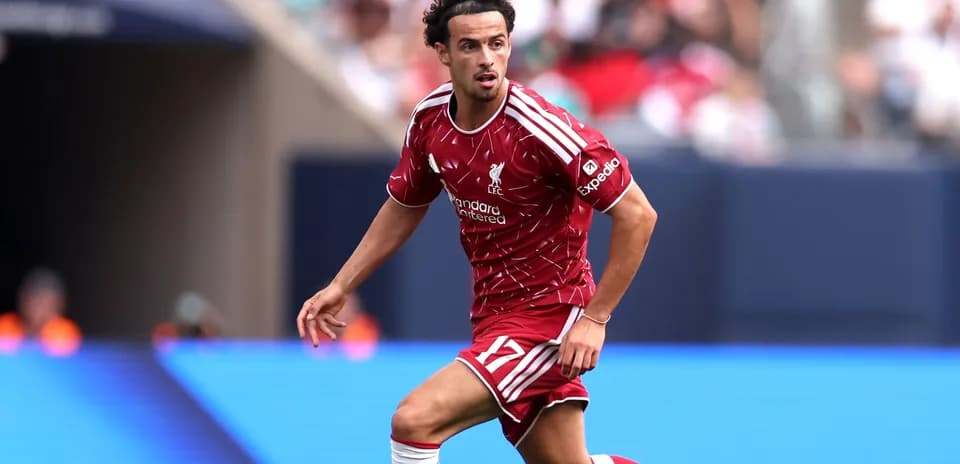 Jugador de Liverpool corriendo durante un partido