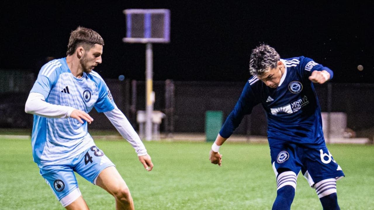 Dos jugadores compitiendo en un partido de fútbol