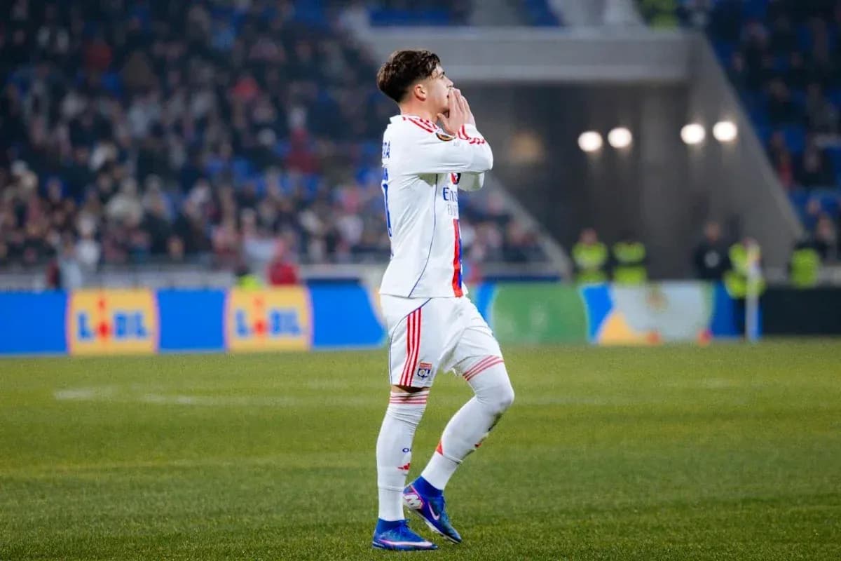 Jugador de Lyon señalando hacia la grada durante partido