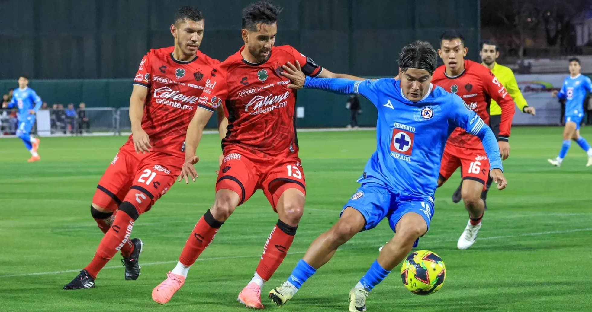 Cruz Azul contra Atlas en partido de fútbol