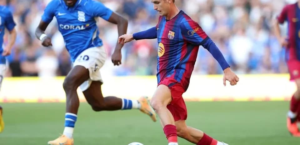Jugador de Barcelona driblando ante rival de Birmingham