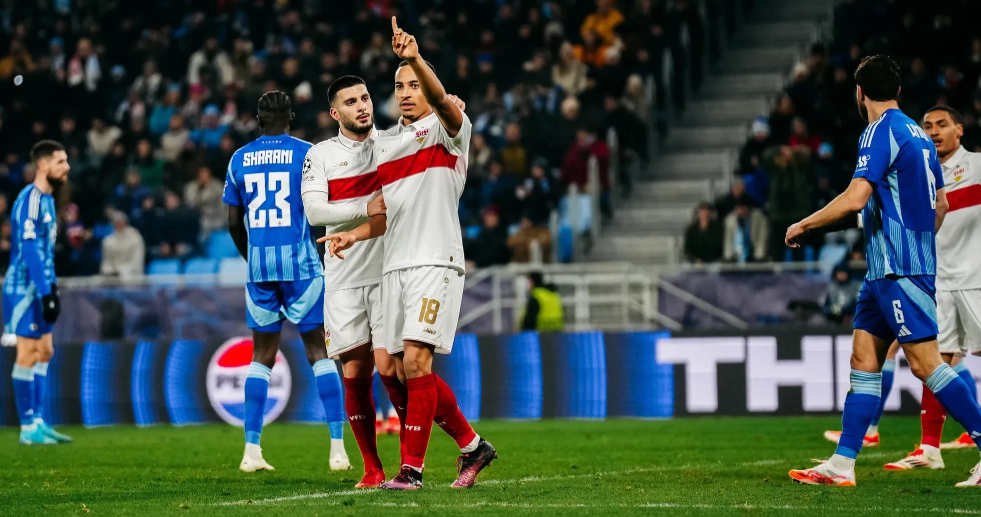 Jugadores de VfB Stuttgart en partido de Champions