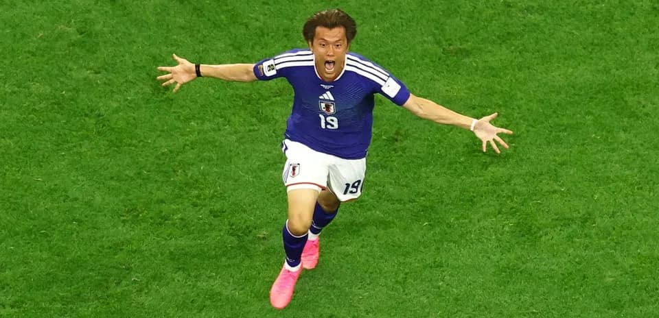 Jugador japonés celebrando un gol en el campo
