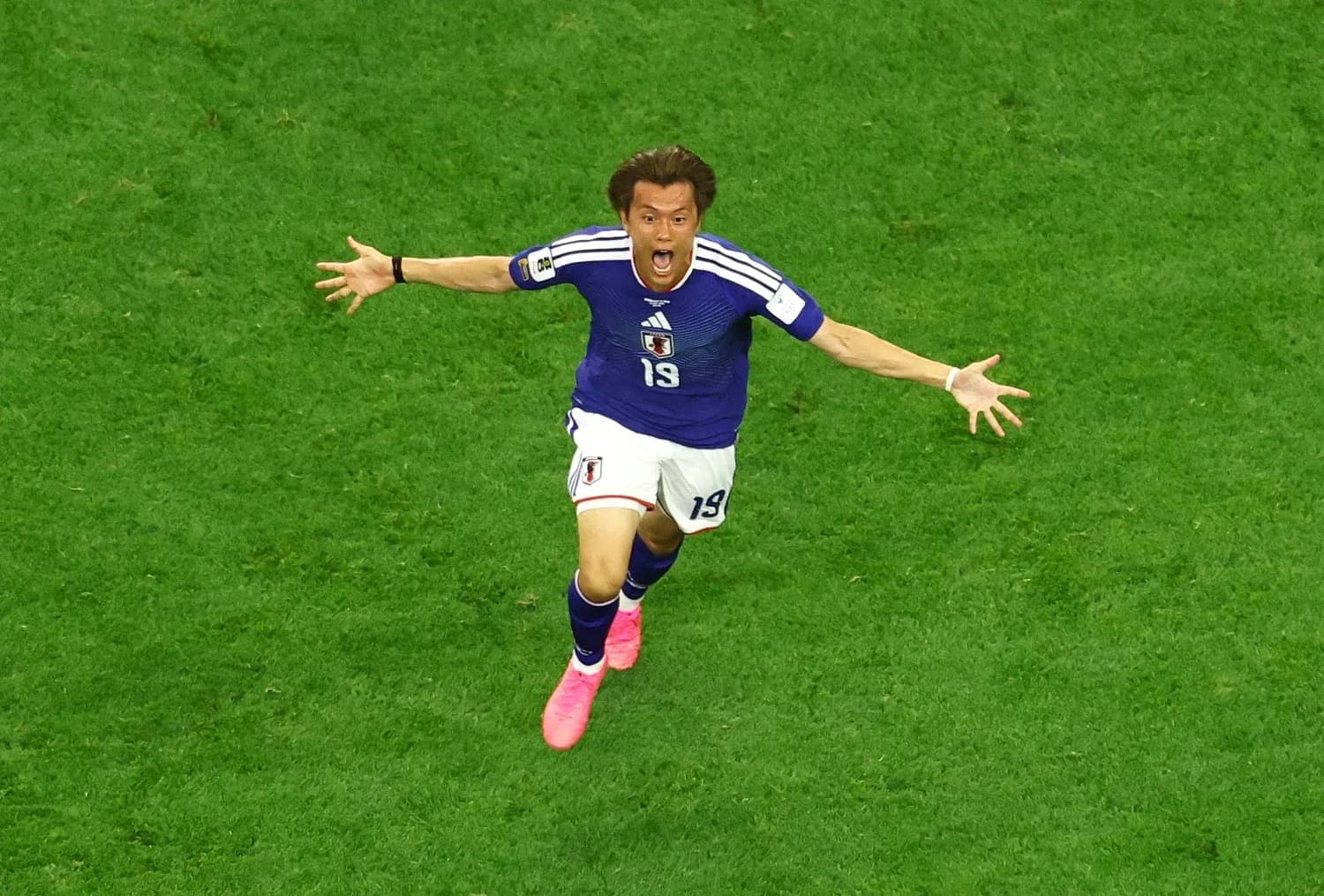 Jugador japonés celebrando un gol en el campo