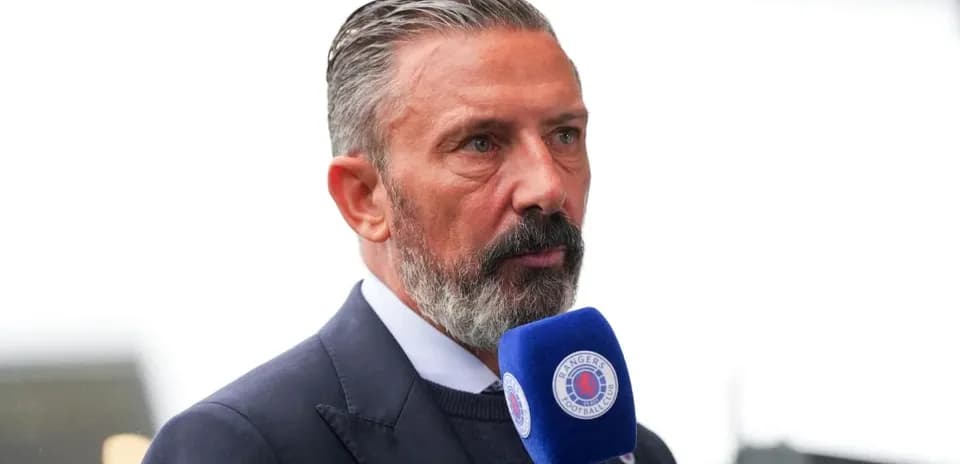 Hombre hablando en micrófono durante evento deportivo
