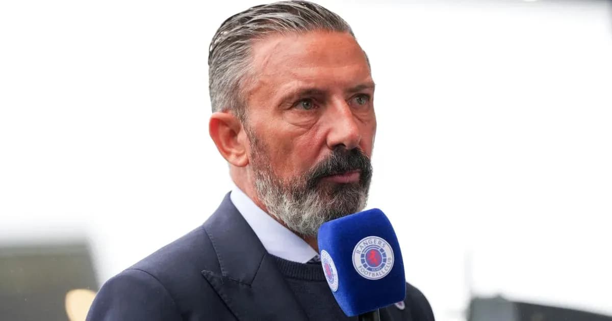 Hombre hablando en micrófono durante evento deportivo