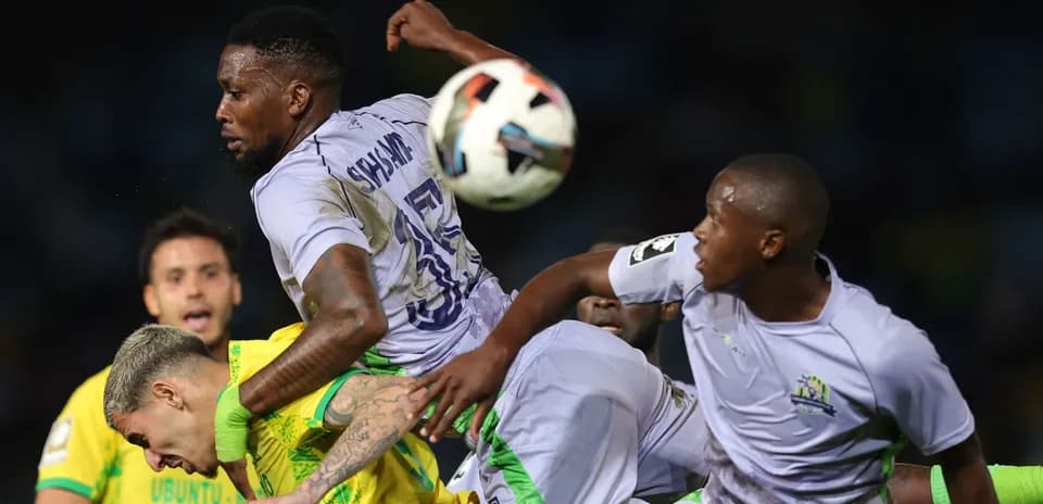 Jugadores luchando por el balón en un partido