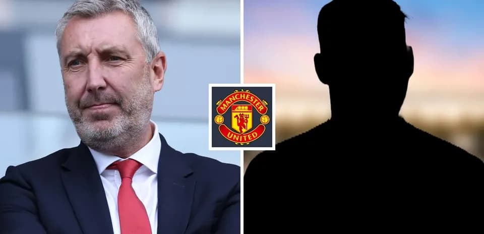 Hombre pensativo junto al logotipo de Manchester United