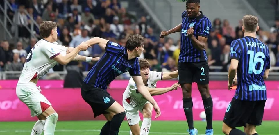 Jugador de Inter cabecea el balón durante el partido