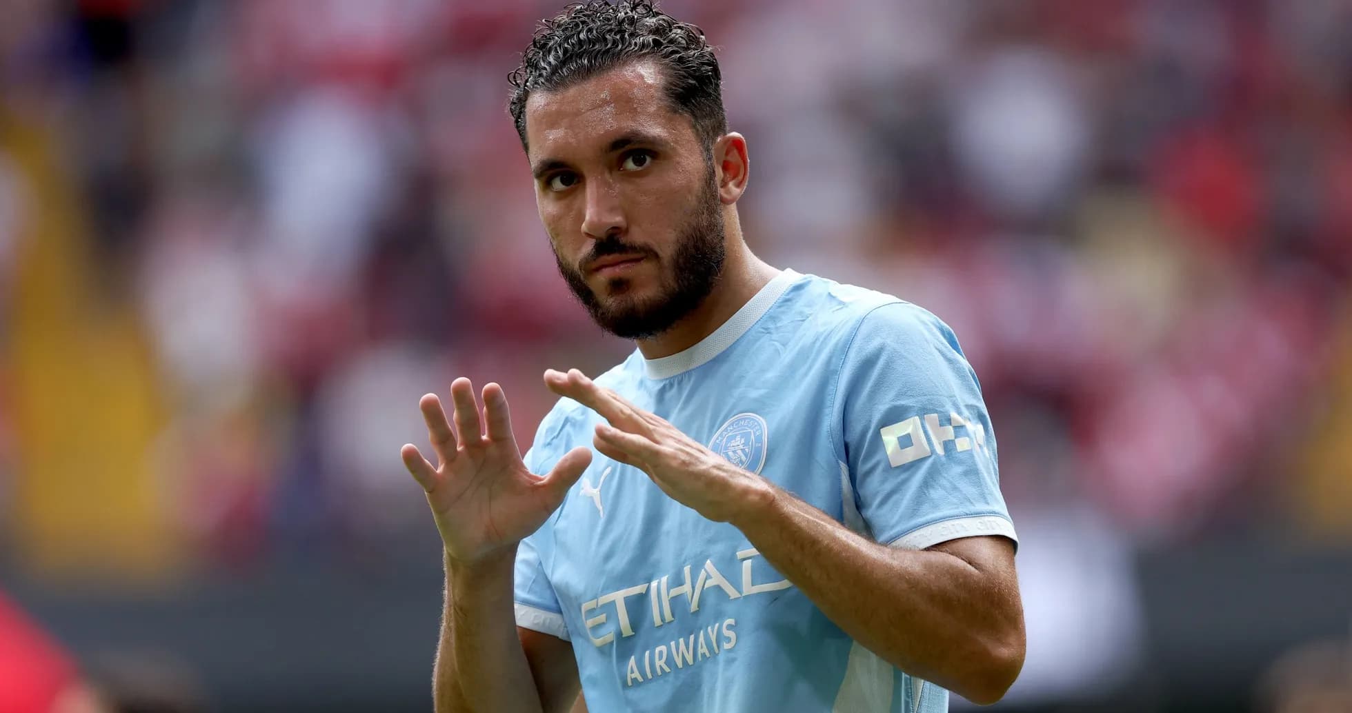Jugador saludando en partido de fútbol
