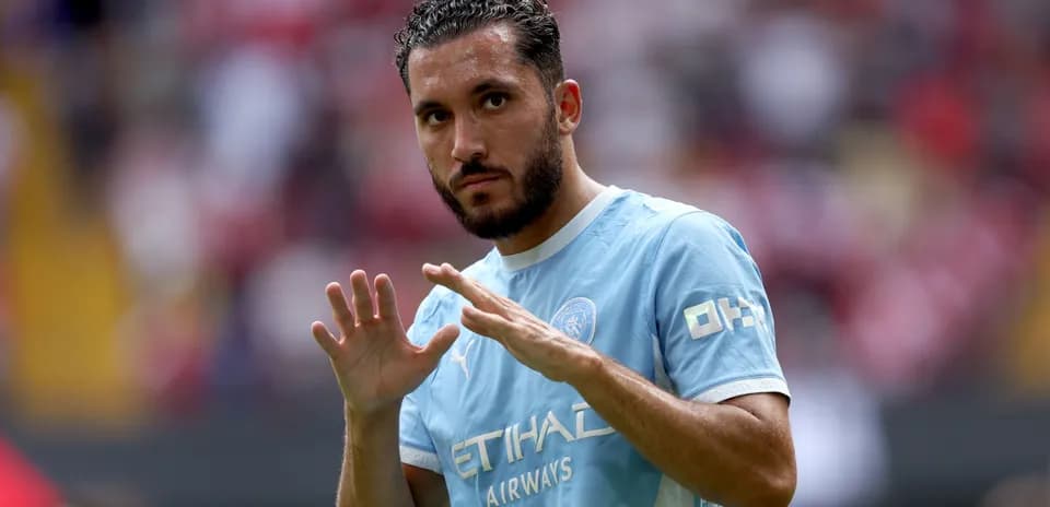 Jugador saludando en partido de fútbol