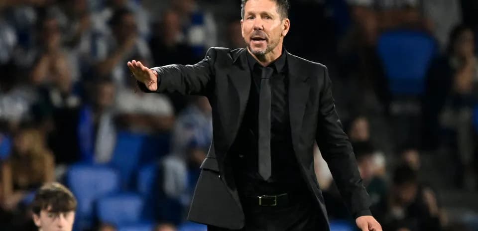 Entrenador dando instrucciones desde la línea de banda
