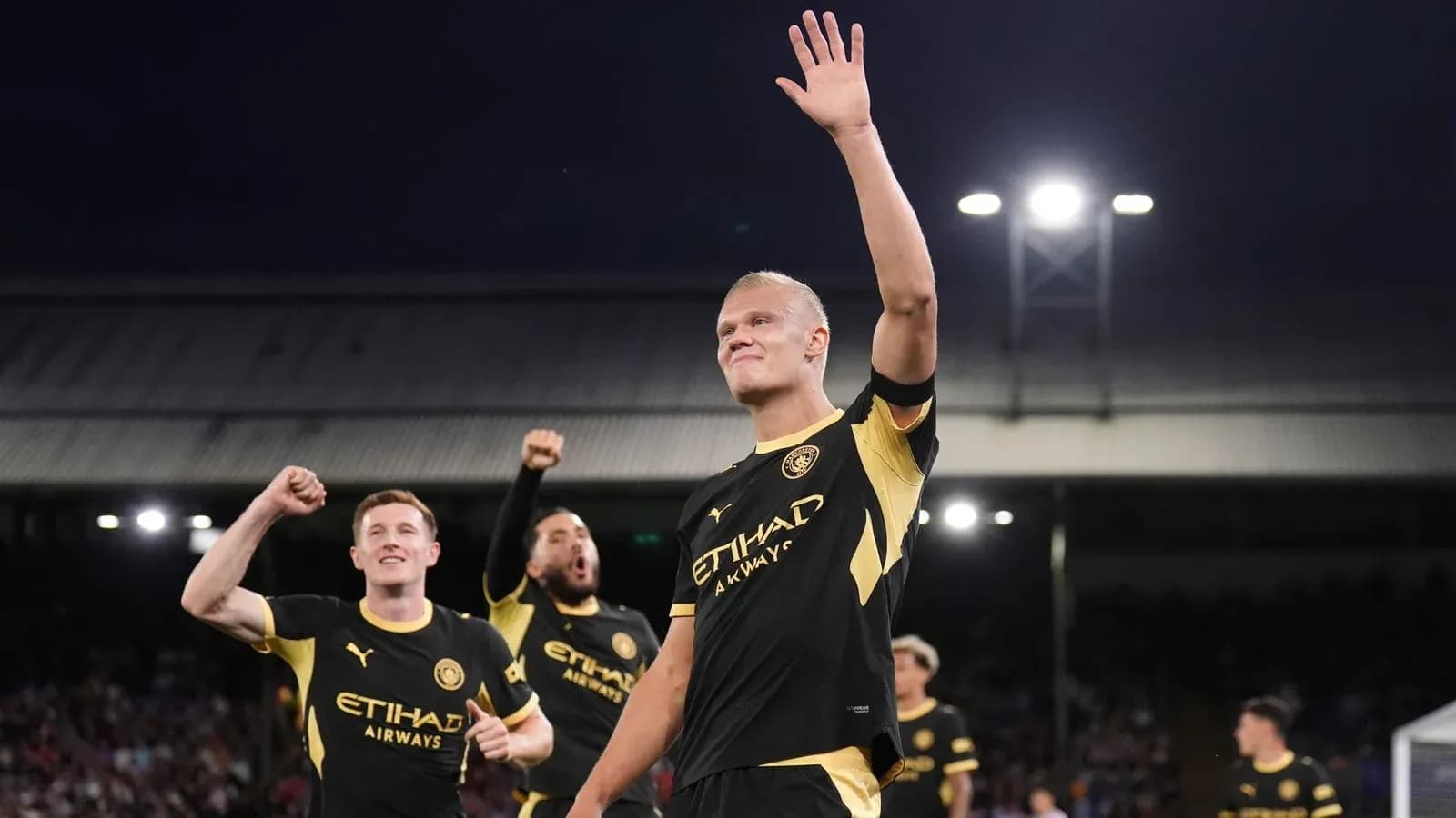 Jugadores de Manchester City celebrando un gol