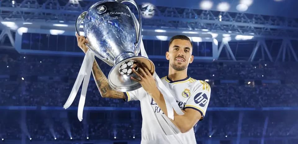 Jugador de Real Madrid levantando la UEFA Champions League