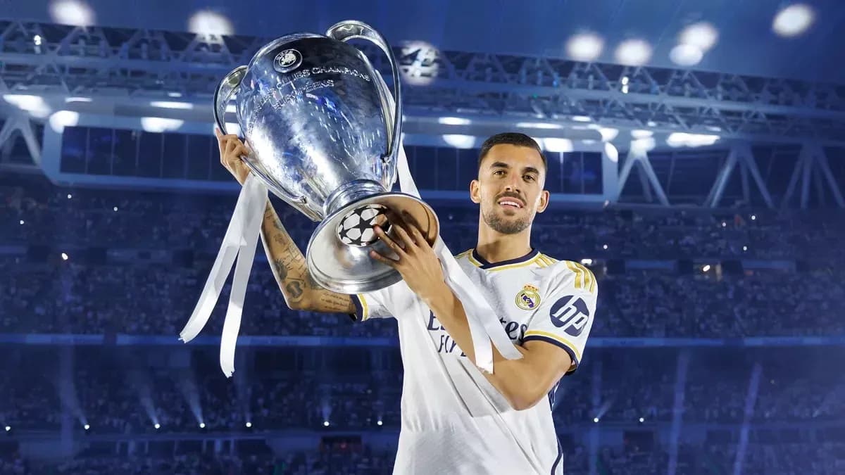Jugador de Real Madrid levantando la UEFA Champions League