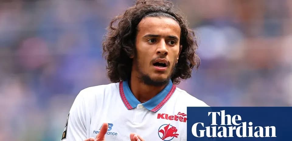 Jugador de fútbol con camiseta blanca en acción