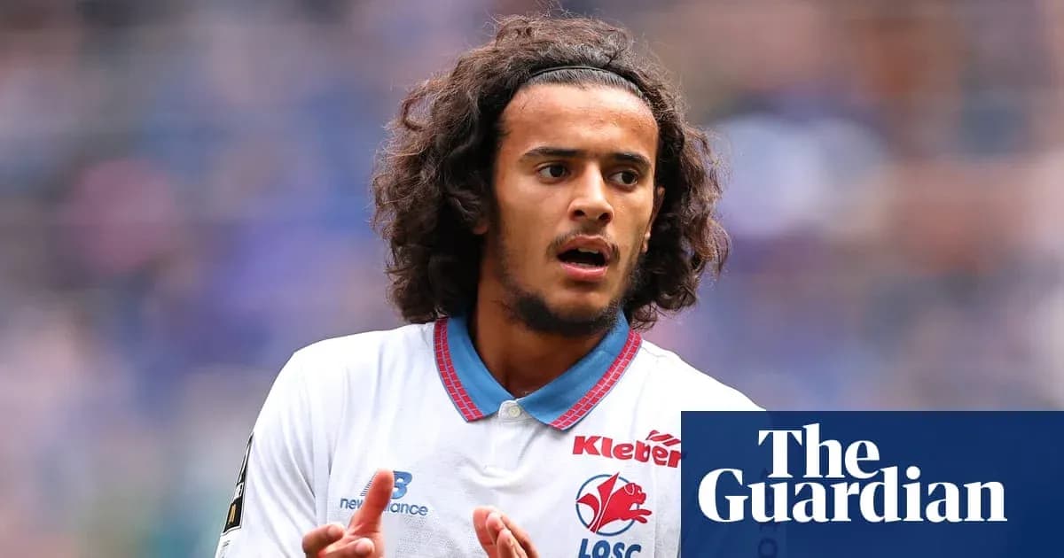 Jugador de fútbol con camiseta blanca en acción
