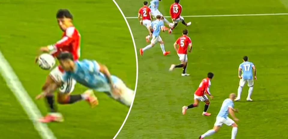Jugador de equipo rojo y azul disputando un balón