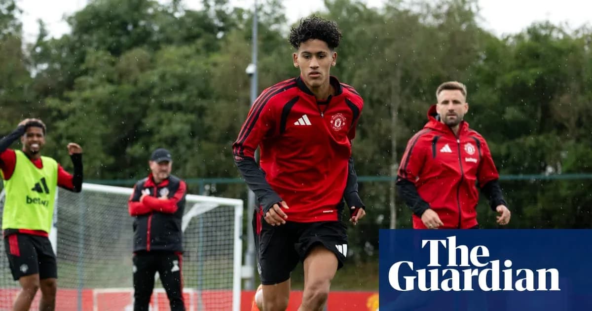 Jugadores entrenando en el campo bajo la lluvia