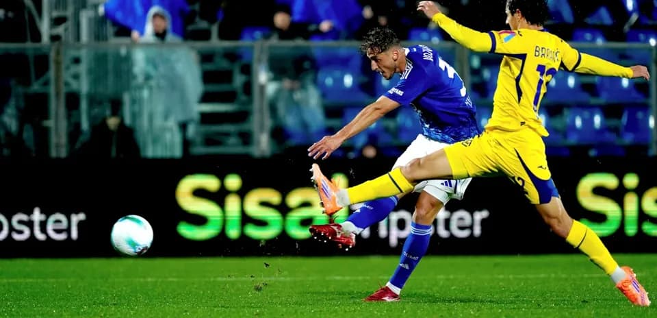 Jugador de Hellas Verona pateando el balón