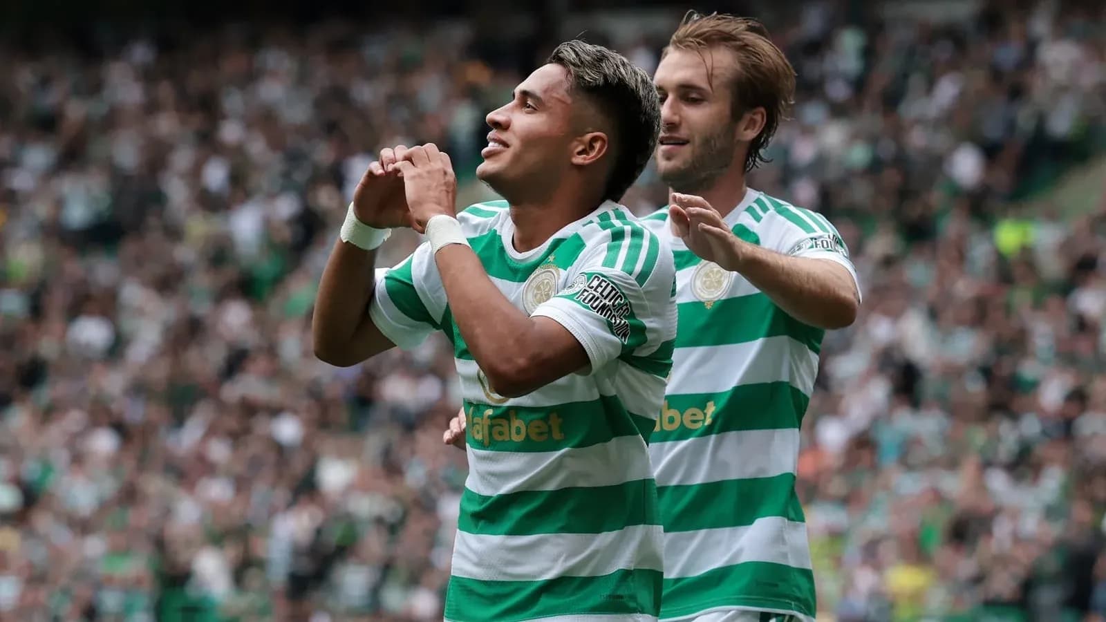 Jugadores de Celtic celebrando un gol en el estadio