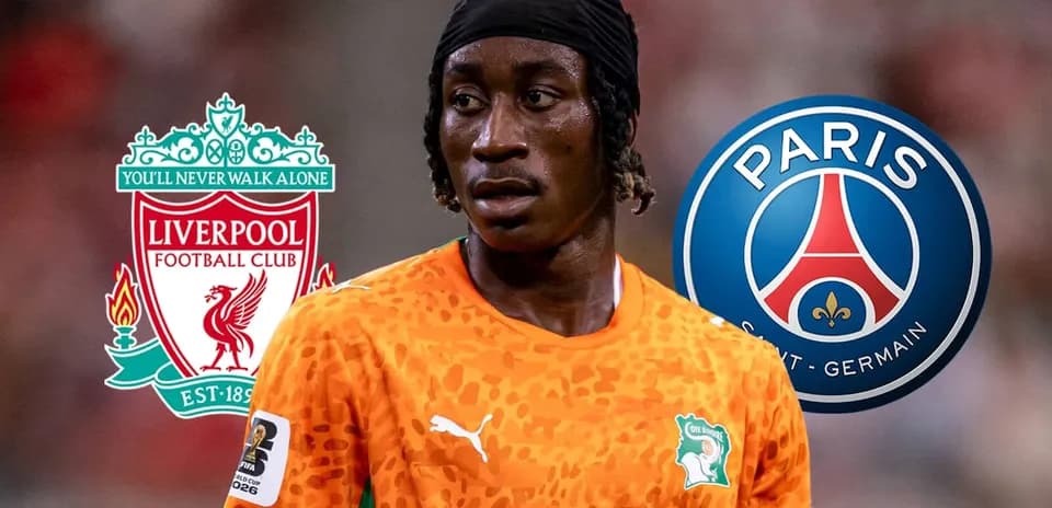 Jugador con camiseta de Côte d'Ivoire entre logos de Liverpool y PSG