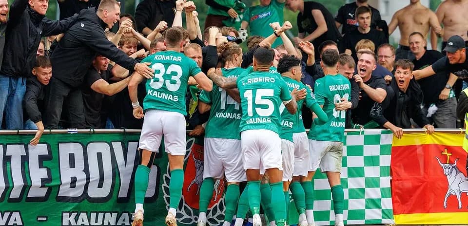 Celebración de jugadores de Kauno Žalgiris con aficionados