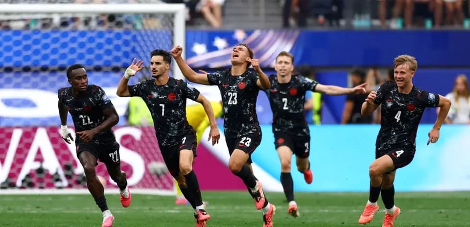 Jugadores celebrando un gol en un partido