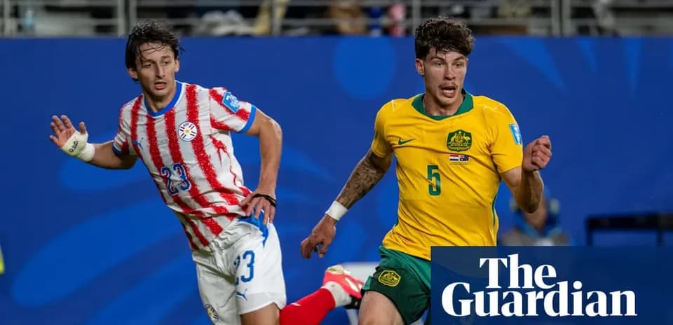 Jugadores de Paraguay y Australia compitiendo por el balón