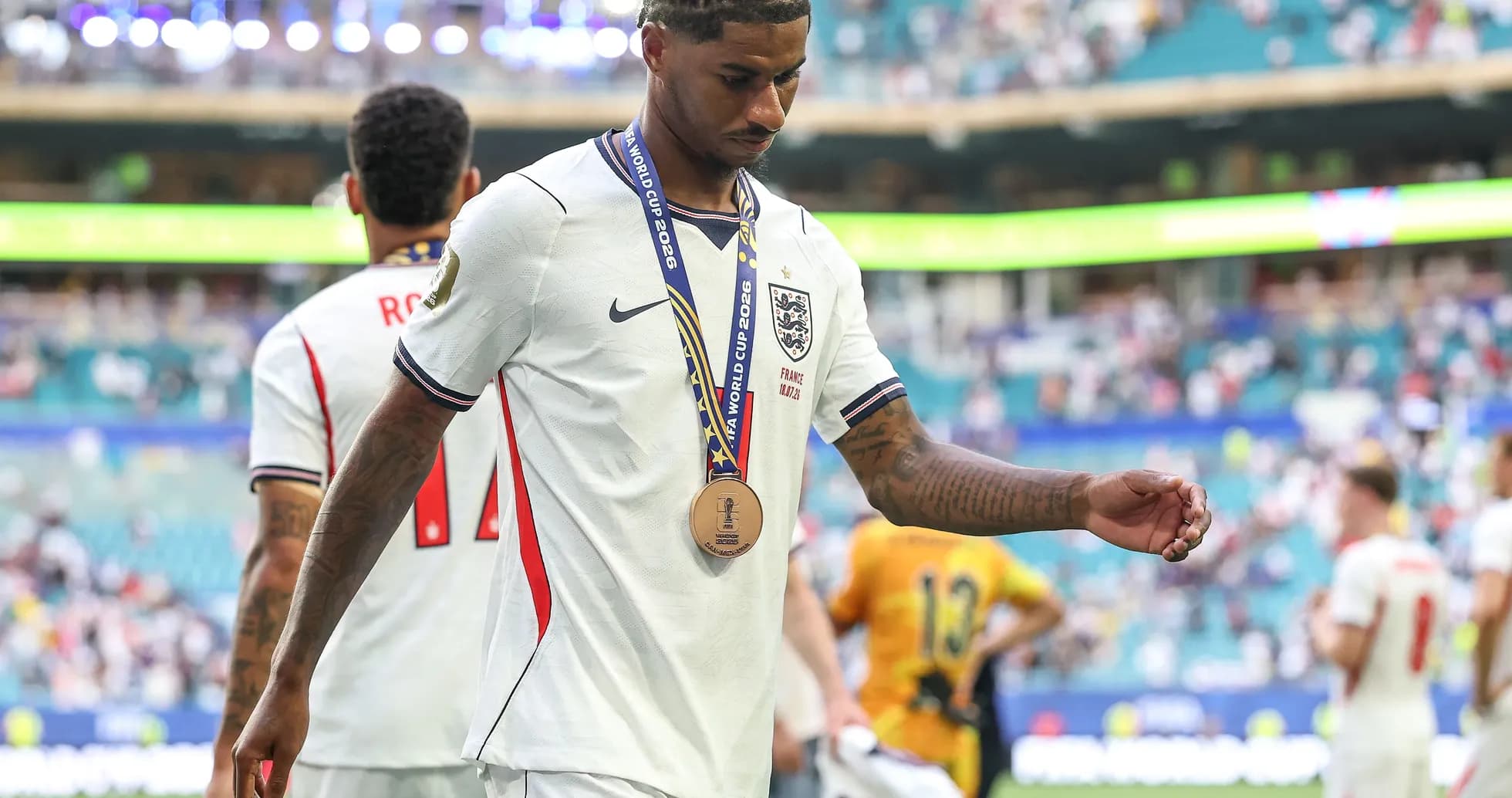 Jugador con medalla caminando tras el partido