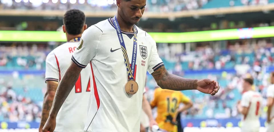 Jugador con medalla caminando tras el partido