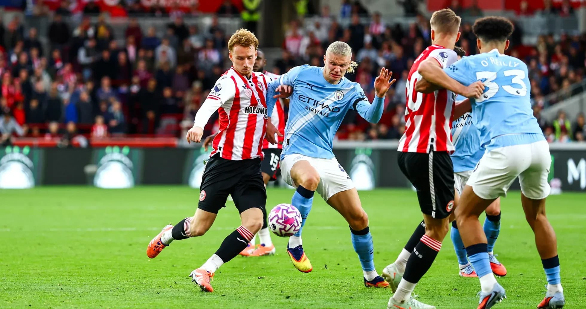 Jugador de Brentford compitiendo con Erling Haaland