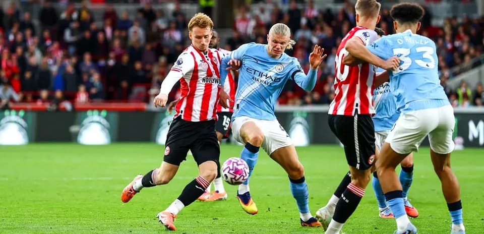 Jugador de Brentford compitiendo con Erling Haaland