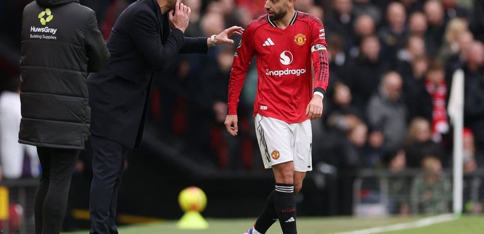 Entrenador dando instrucciones a jugador durante partido