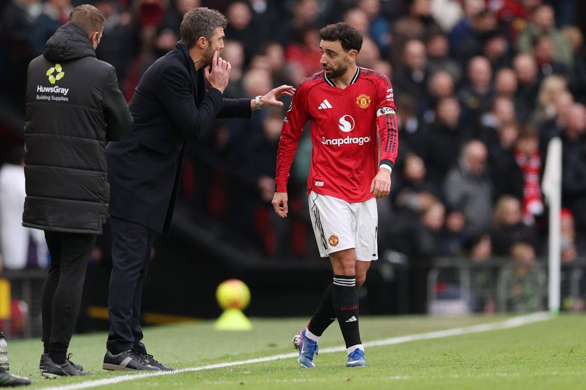 Entrenador dando instrucciones a jugador durante partido