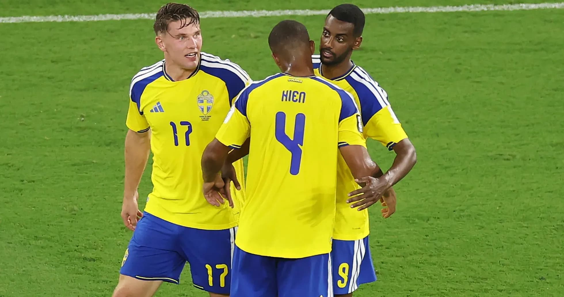 Jugadores de Suecia celebrando en el campo