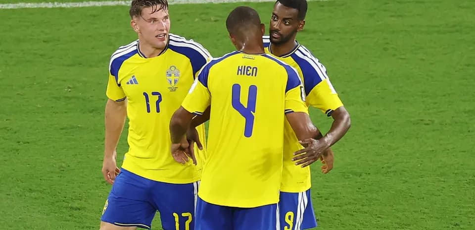 Jugadores de Suecia celebrando en el campo