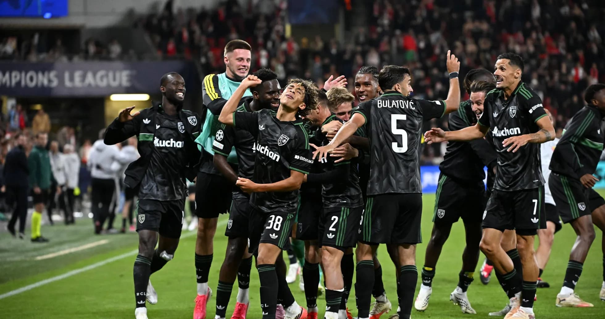 Jugadores celebrando un gol en la Liga de Campeones