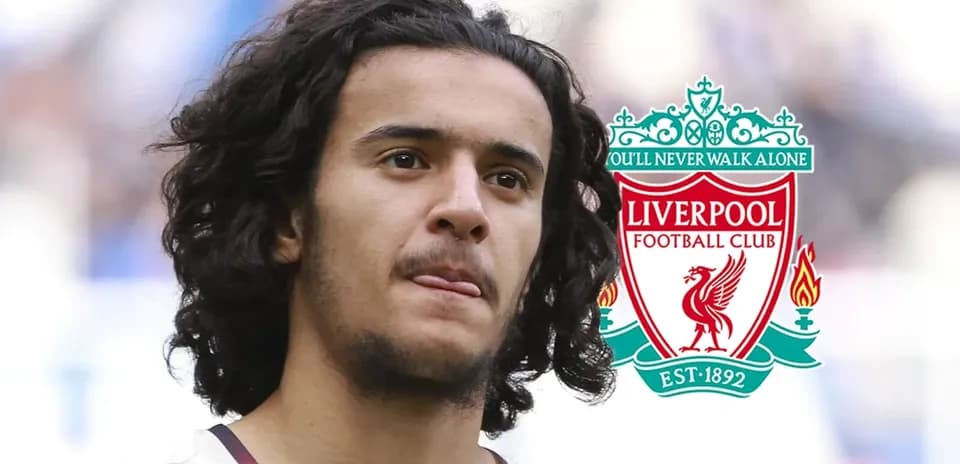 Jugador de fútbol con el logo de Liverpool detrás