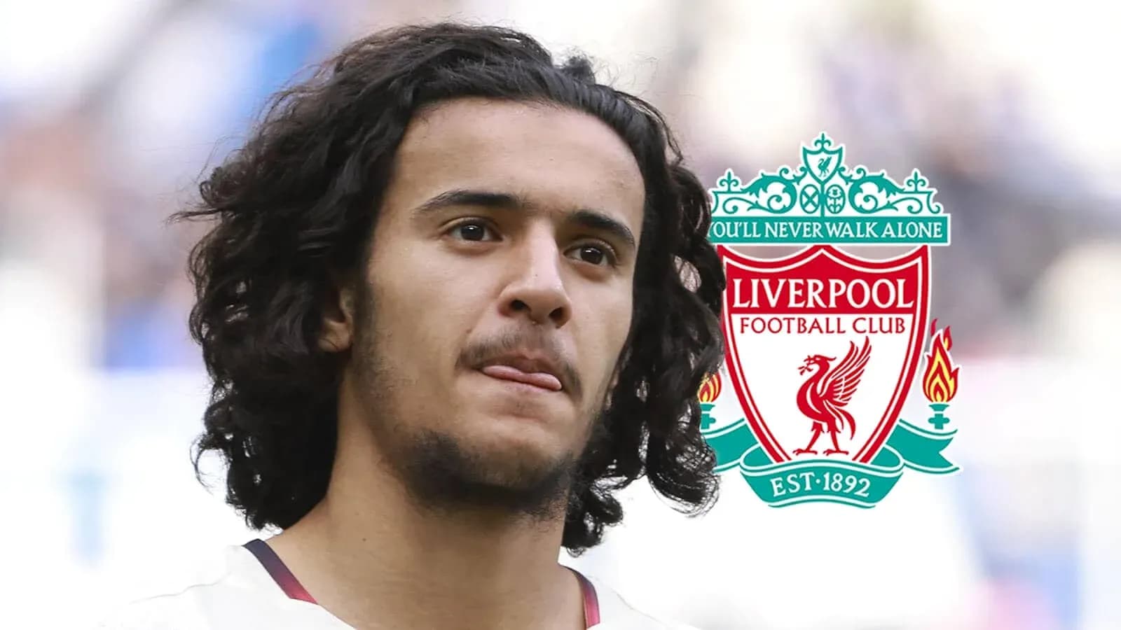 Jugador de fútbol con el logo de Liverpool detrás
