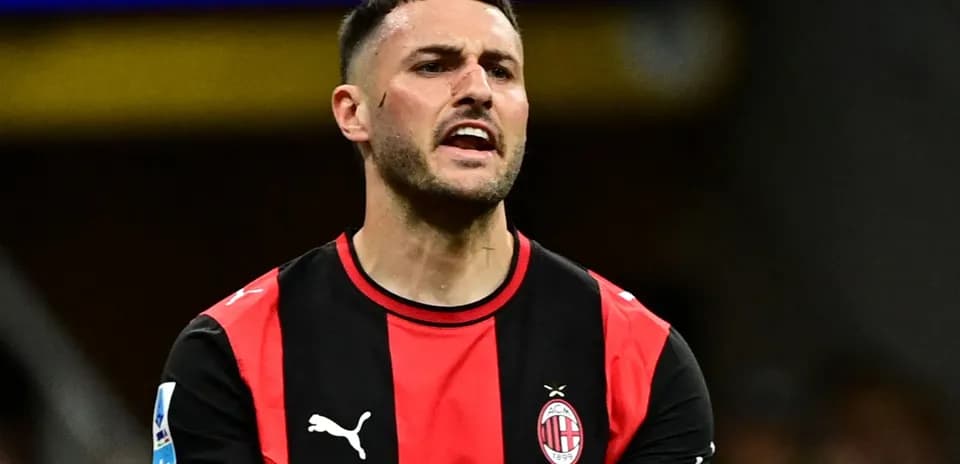 Jugador de AC Milan en acción durante partido