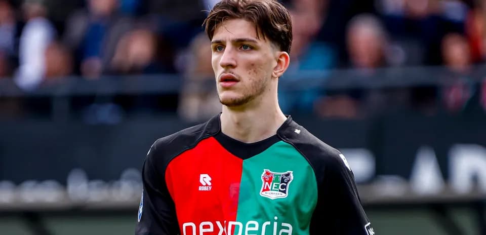 Jugador de NEC Nijmegen en uniforme durante el partido