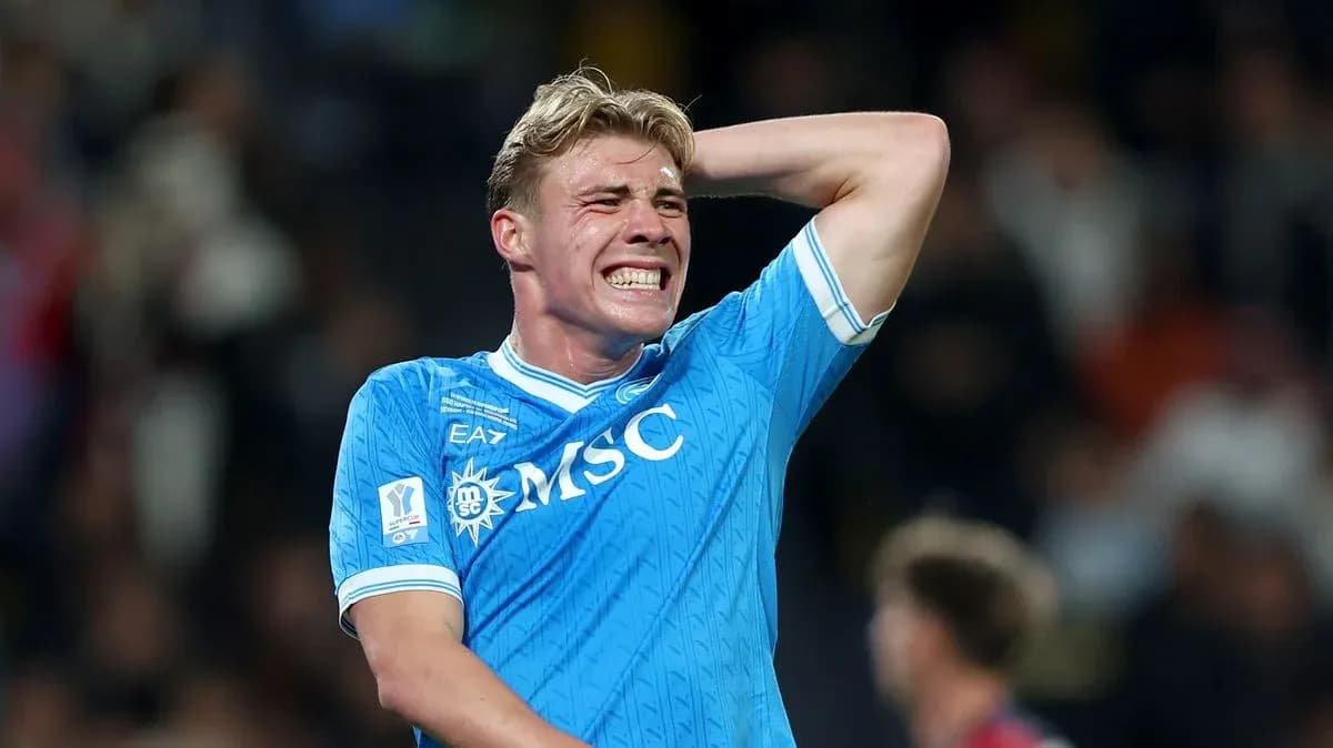 Jugador de fútbol sosteniéndose la cabeza en el campo