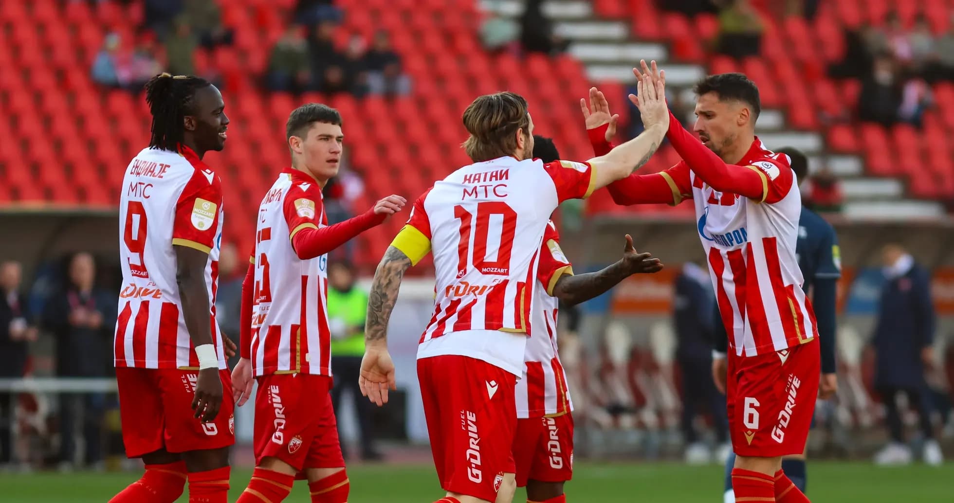 Jugadores de FK Crvena Zvezda celebrando un gol